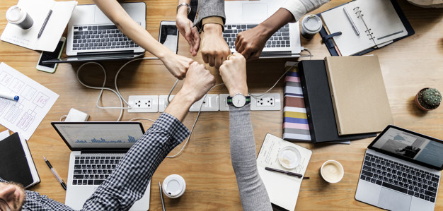 Alinear la comunicación y colaboración de empleados durante una crisis